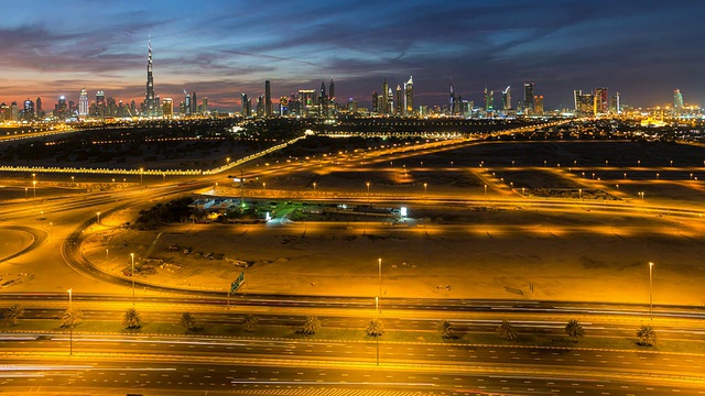 时间流逝，迪拜的新天际线，哈利法塔，现代建筑和摩天大楼在谢赫扎耶德路视频素材