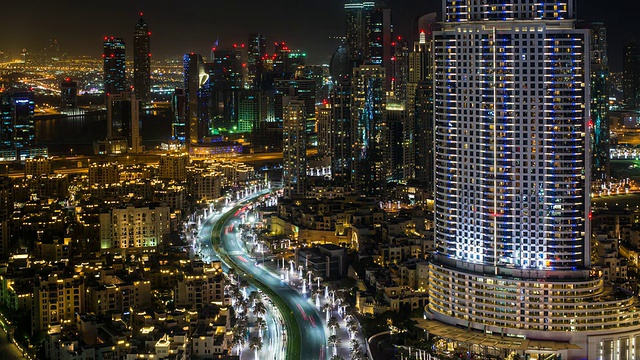 阿拉伯联合酋长国，迪拜，谢赫扎耶德路，交通和新公寓楼沿迪拜主干道-时间流逝视频素材