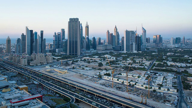 阿拉伯联合酋长国，迪拜，迪拜的新天际线，现代建筑和摩天大楼在谢赫扎耶德路视频素材