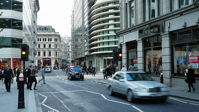 伦敦芬琪诗街的交通情况(4K/超高清到高清)视频素材
