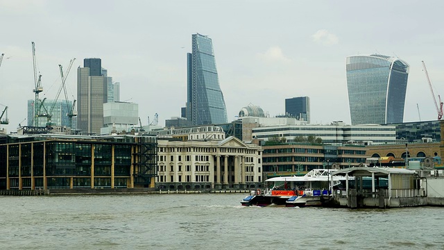 从泰晤士河俯瞰伦敦城(4K/超高清到高清)视频素材