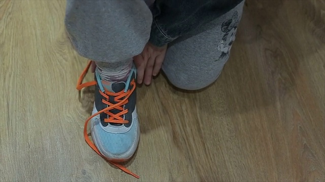 学习绑鞋带视频素材