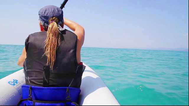 在海上划皮艇的年轻女子视频素材
