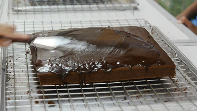 烹饪巧克力面包视频素材