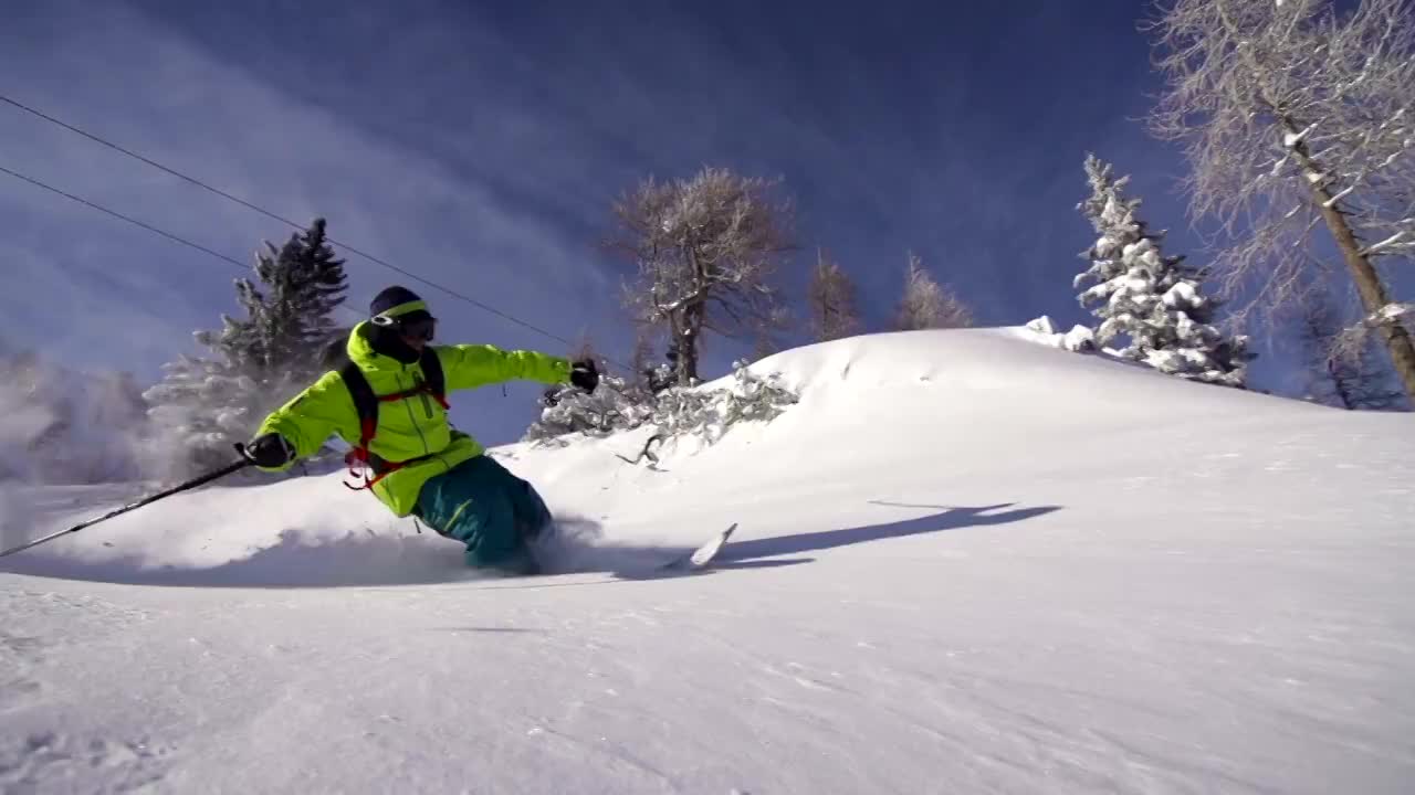 自由式滑雪者骑粉雪视频素材