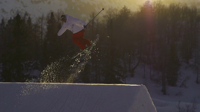 自由式滑雪者在日落时表演一个戏法视频素材