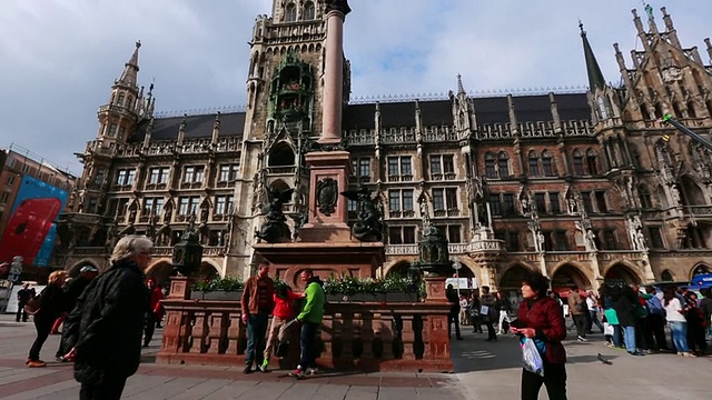 斯坦尼康倾斜拍摄的“新市政厅”位于玛丽恩广场-慕尼黑市中心。视频素材