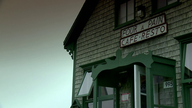 老式的咖啡馆餐厅与木烤箱视频素材
