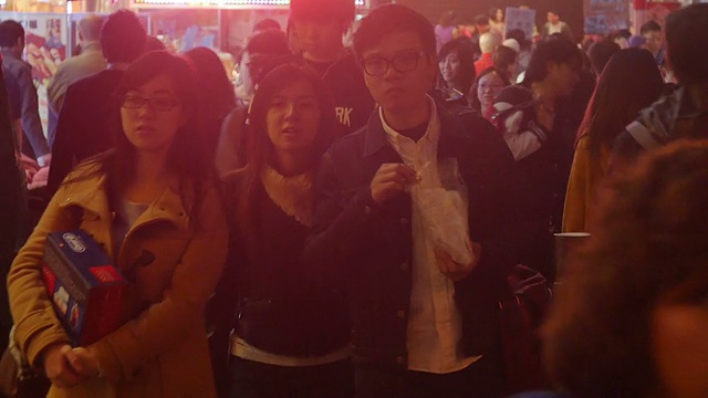 拥挤的行人在广州的街道上行走视频购买