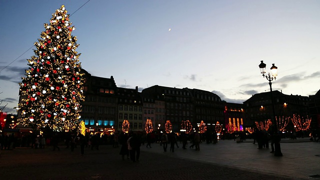 一棵圣诞树和一弯新月靠近普通的城镇广场视频下载
