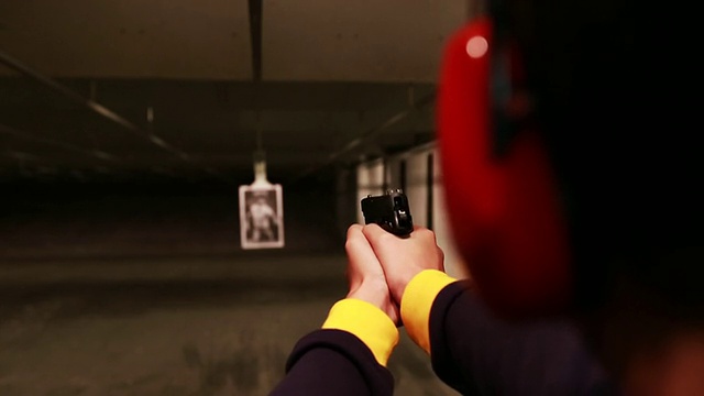 男子在射程内用手枪向目标射击。视频素材