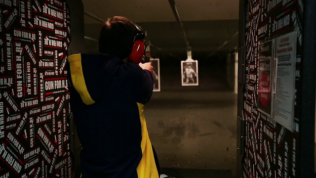 男子用手枪向目标射击视频素材