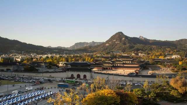 景福宫的Geunjeongjeon和Gwanghwamun门在秋天视频素材