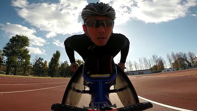 一名残疾人运动员在他的专用轮椅上疾驰而过视频下载
