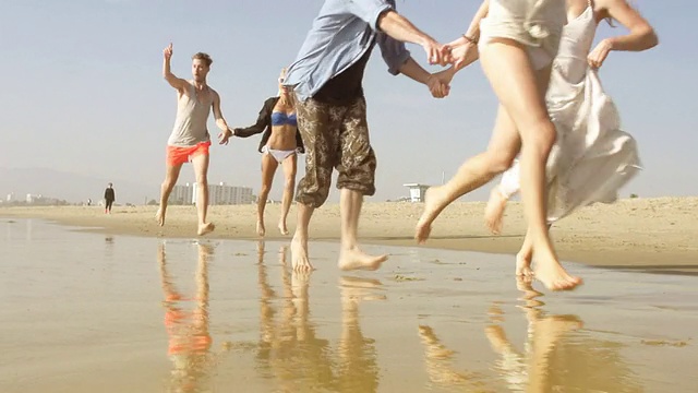 慢动作-海滩朋友群跑步视频素材