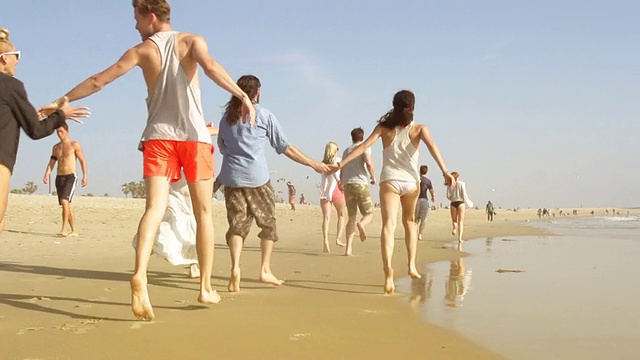 慢动作-海滩朋友群跑步视频素材