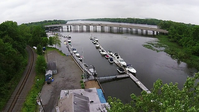 德拉瓦河附近停靠的船只视频素材