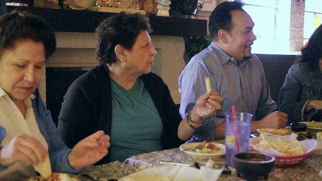 多代拉美裔家庭一起在墨西哥餐厅用餐视频素材