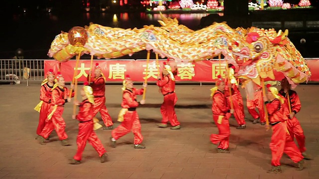 人们表演舞龙来庆祝中国的春节。视频素材