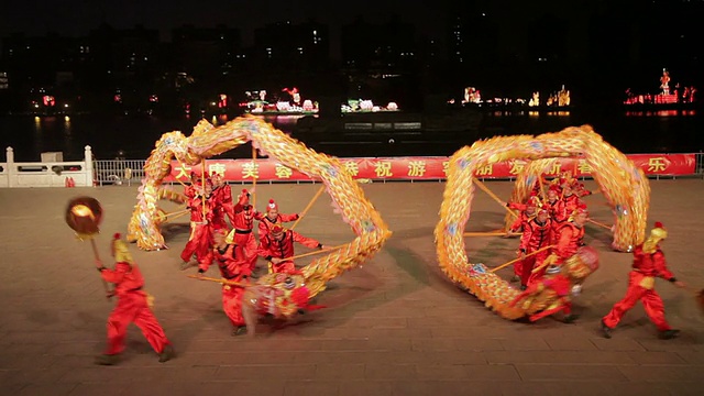 ZI人表演舞龙庆祝中国的春节。视频素材