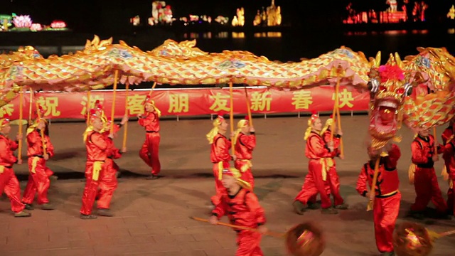 人们表演舞龙来庆祝中国的春节。视频素材