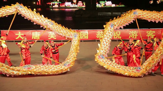 人们表演舞龙庆祝中国的春节。视频素材
