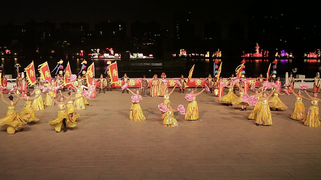在中国春节期间，艺术家们穿着唐代服装，展示传统仪式视频素材