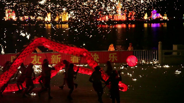 钢水的火花四溅。男人们表演舞龙庆祝中国的春节。视频素材
