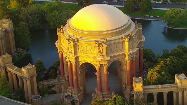 MS DS航拍在日落的美术宫剧院/旧金山，加利福尼亚，美国视频下载