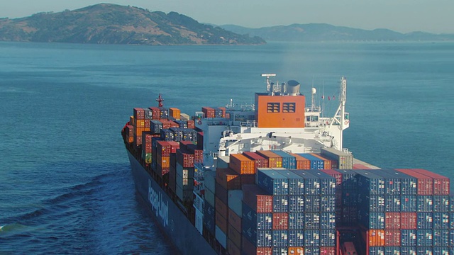MS航拍货船移动在大洋/奥克兰，加利福尼亚州，美国视频下载