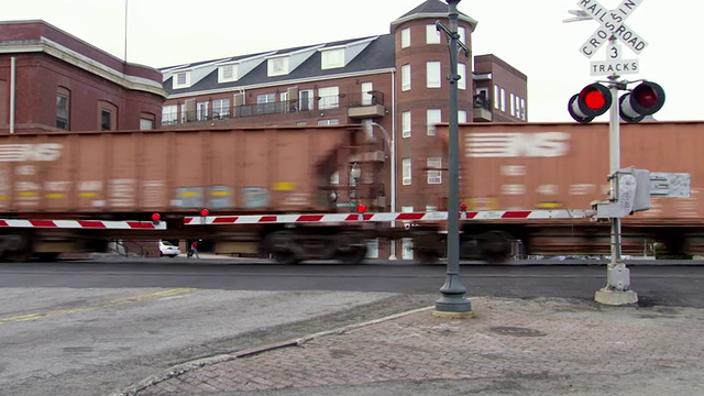 美国北卡州格林斯博罗市中心的火车正在穿过铁路视频下载