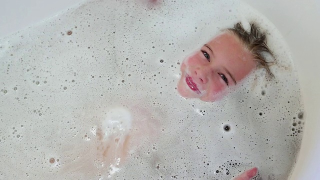 小女孩躺在泡泡浴里的照片/美国新墨西哥州拉米视频素材