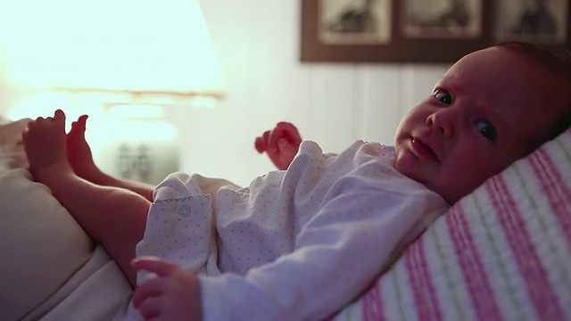 美国新墨西哥州的拉米，婴儿躺在母亲的膝盖上视频素材