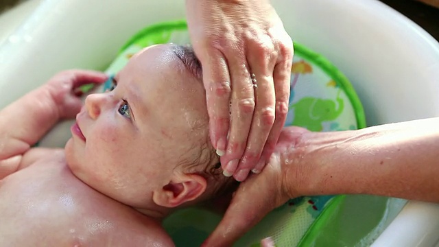 CU母亲给宝宝洗澡的照片/美国新墨西哥州拉米视频素材