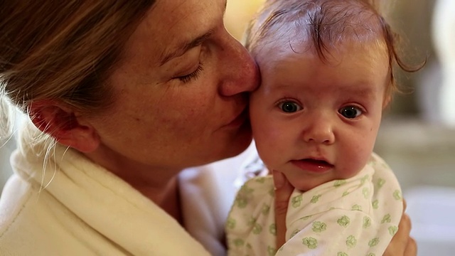 美国新墨西哥州，妈妈亲吻宝宝的照片视频素材