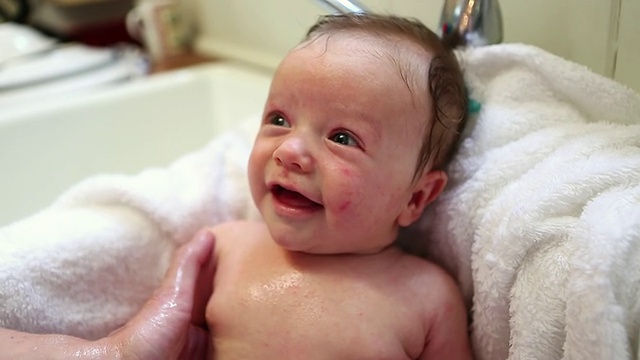 美国新墨西哥州拉米，一位母亲给婴儿洗澡的照片视频素材