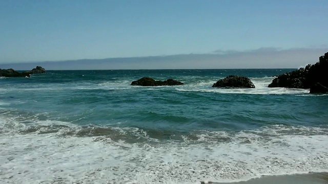 美国加州大苏尔，海浪拍打着Pfeiffer海滩的岩石视频下载