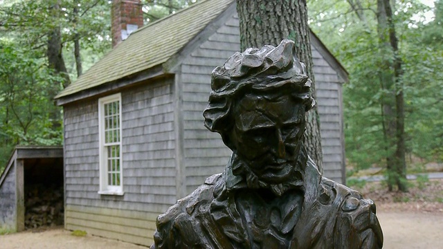 MS倾斜，亨利大卫梭罗的雕像在瓦尔登小屋的复制品前，瓦尔登湖州保留地，康科德，马萨诸塞州视频下载