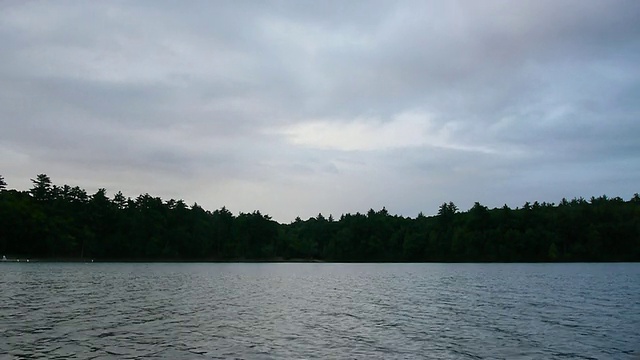 WS T/L瓦尔登湖，日出移动的云，康科德，马萨诸塞州，美国视频下载