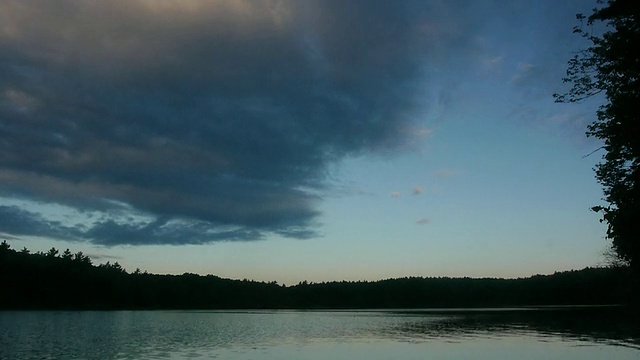 瓦尔登湖的黎明，移动的云，康科德，马萨诸塞州视频下载