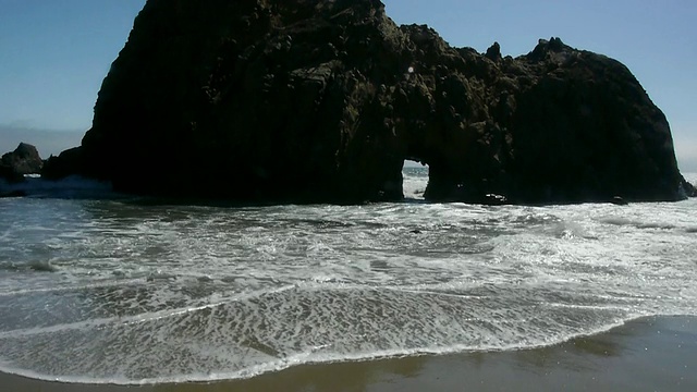 美国加利福尼亚州大苏尔Pfeiffer海滩的楔石拱顶视频下载