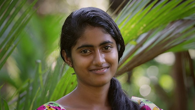 年轻的印度-斯里兰卡妇女对着镜头微笑视频下载