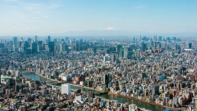 富士山和东京城市景观从东京天空树天博甲板视频素材