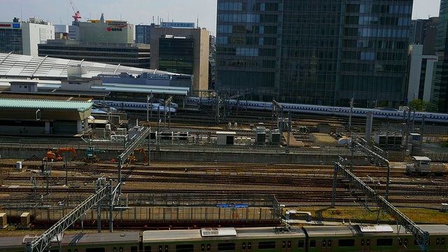 子弹头列车驶进了东京车站视频素材