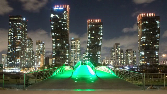 松岛新城的摩天大楼和桥梁夜景视频素材