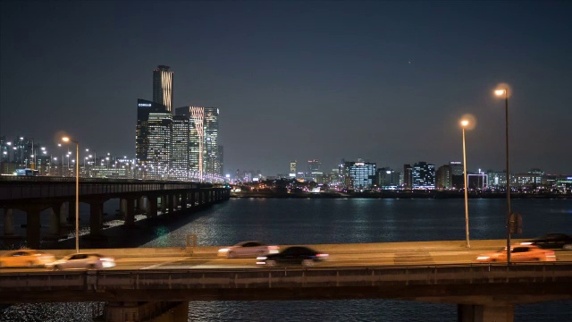 江边本诺高速公路上的夜景，以及首尔的ifcmall上的maapodaegyo桥上的交通视频素材