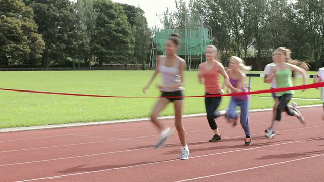 女运动员在跑道上跑步视频素材