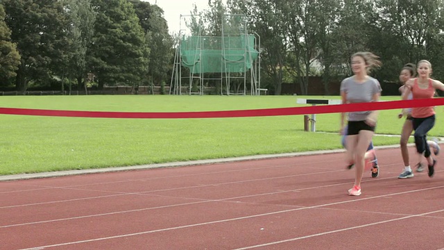 女运动员在跑道上跑步视频素材