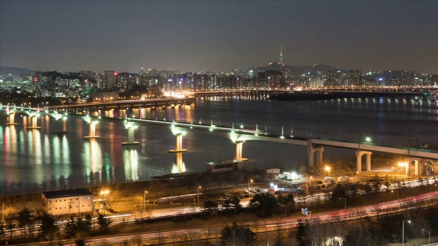 Dangsancheolgyo桥和北汉城塔的夜景视频素材