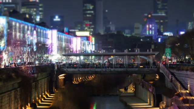 东大门时尚城及平洼市场附近清溪川溪夜景视频素材